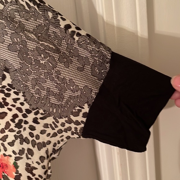 Chloe k medium blouse floral print hem comes up in front - Picture 2 of 6